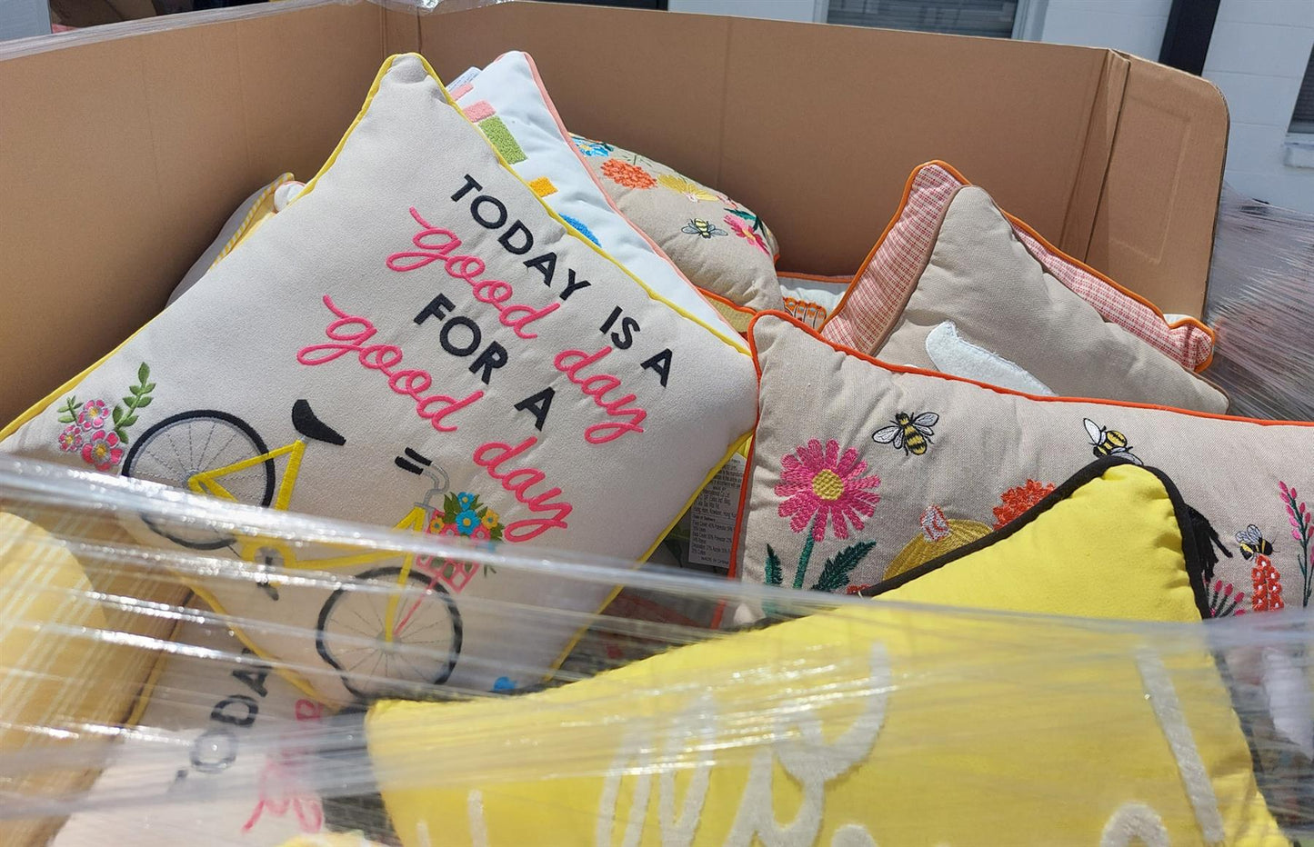 Wholesale Pallet of Spring Summer Accent Pillows Brand New